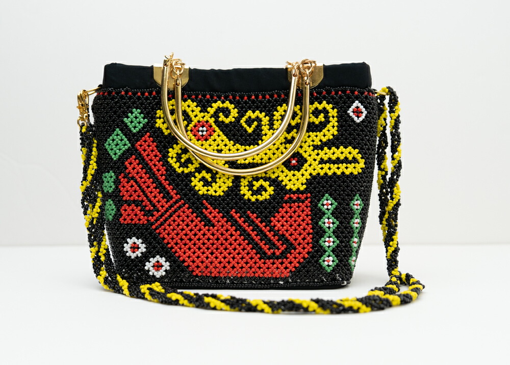 ダヤック・ビーズバッグ M。インドネシア、カリマンタン島に伝わる先住民族「ダヤック族」の伝統的なビーズワーク。熟練の職人が、小さなビーズを一粒ずつ糸に通し、膨大な時間をかけて編み上げた一点ものです。