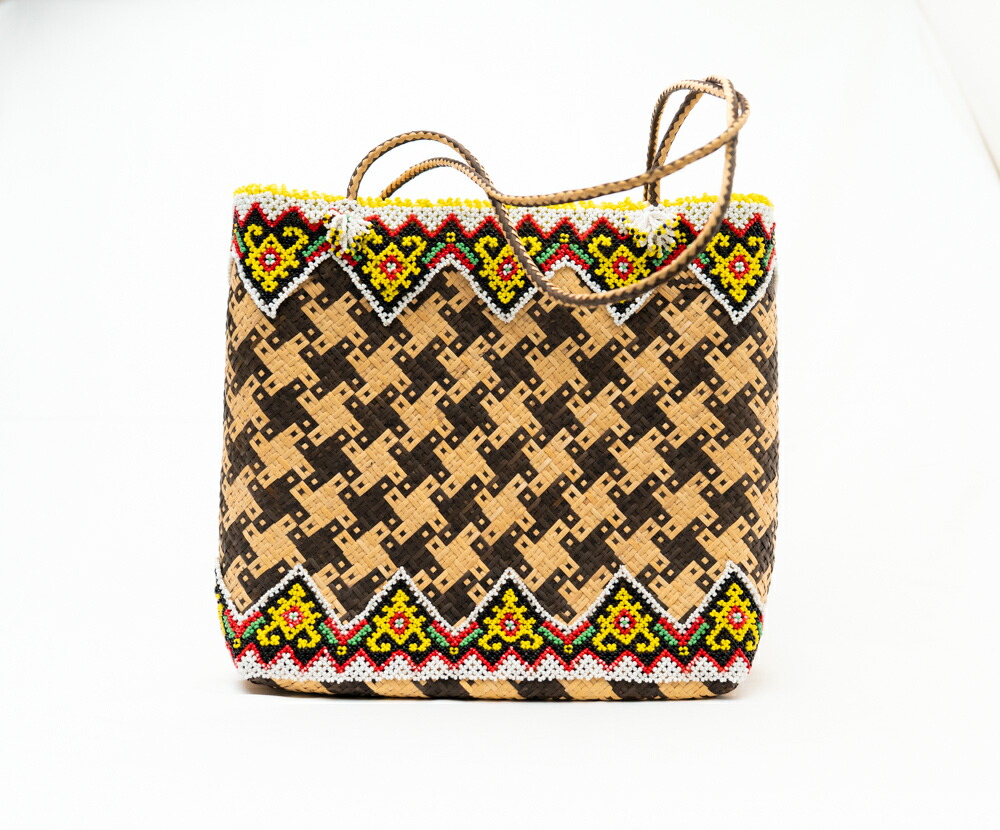 インドネシア ダヤック ビーズ カゴバッグ トートバッグ ラタン 籐 天然素材 手編み 伝統工芸 民族柄 エスニック アジアン雑貨 幾何学模様 おしゃれ 個性的 大きめ A4収納 1点もの ギフト 贈り物