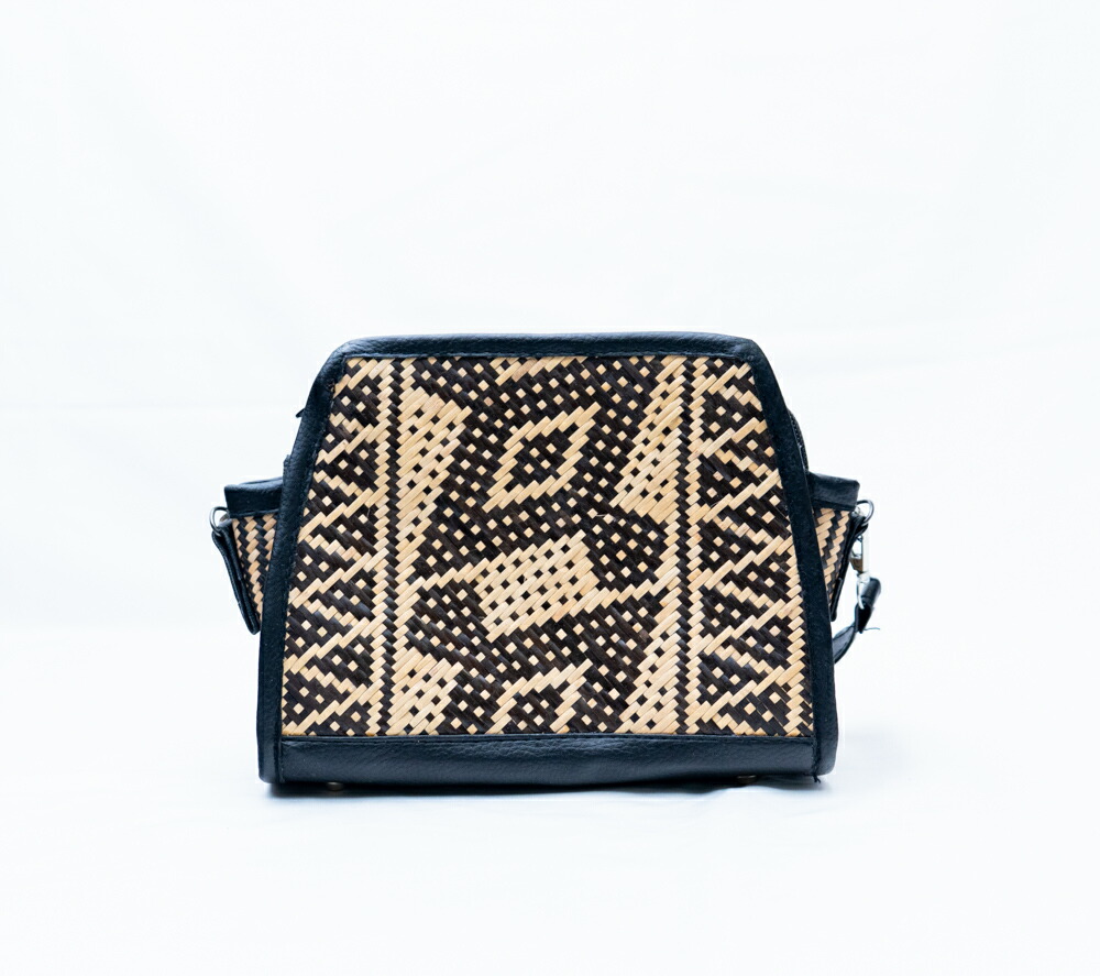 【モダン・エスニック】インドネシア 手編み ラタン ショルダーバッグ スマホショルダー ミニバッグ 縦型 台形 ブラック 黒 伝統工芸 幾何学模様 シック 大人カジュアル 民族柄 アジアン雑貨 1点もの ギフト 贈り物