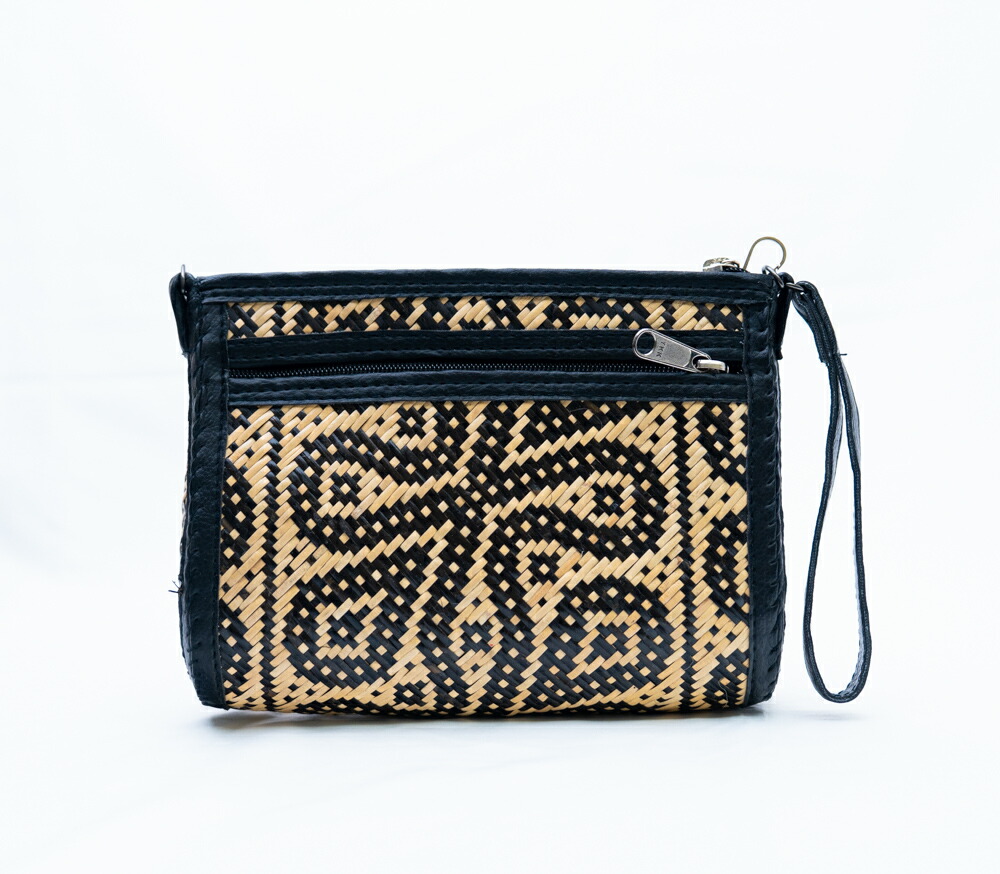 【機能美】インドネシア 手編み ラタン ポーチ クラッチバッグ フロントポケット付 YKKファスナー 伝統工芸 ダヤック 幾何学模様 セカンドバッグ 小物入れ スマホポーチ ブラック シック 1点もの ハンドメイド ギフト 贈り物