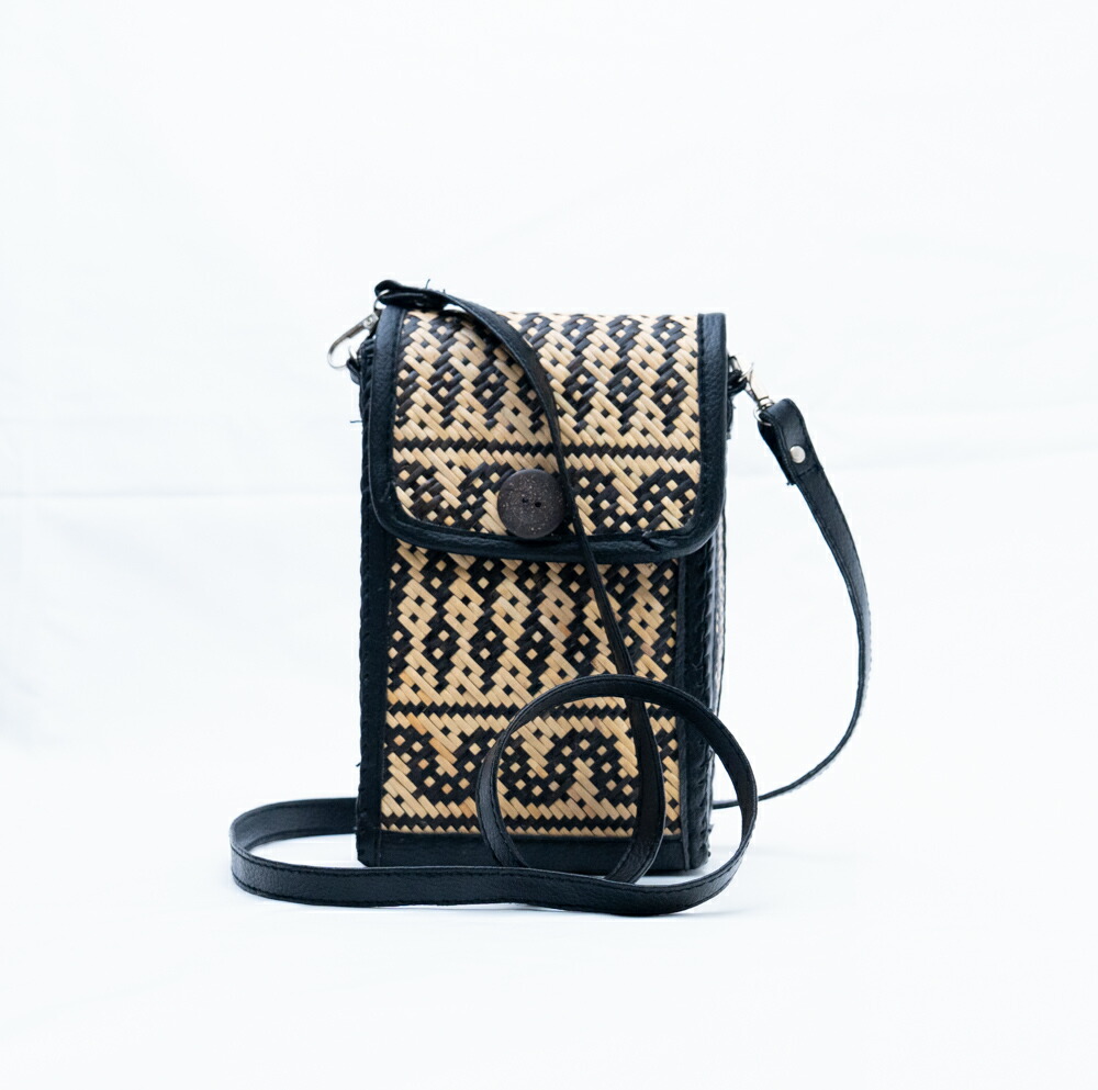 【トレンドのスマホショルダー】インドネシア 伝統工芸 手編み ラタン スマホポーチ ショルダーバッグ 縦型 ブラック 民族柄 エスニック アジアン雑貨 幾何学模様 シック 大人カジュアル 1点もの ギフト 贈り物